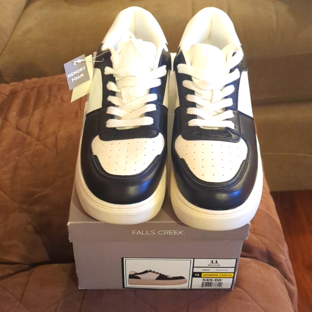 NWT Falls Creek Jana Sneakers, Size 11M